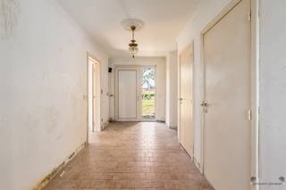 <p>Op zoek naar een woning die u volledig naar eigen smaak kunt vormgeven? Deze karaktervolle woning uit 1987, gelegen op een ruim perceel van maar liefst 10a29ca, biedt een uitstekende basis voor wie graag zelf de handen uit de mouwen steekt en een woning met een eigen identiteit wil creëren.</p><p>De woning bevindt zich in renovatie, waardoor u hier nog alle vrijheid heeft om de ruimtes en afwerking af te stemmen op uw eigen wensen. De huidige indeling omvat twee slaapkamers, met bovendien de mogelijkheid om een derde slaapkamer te creëren. Daarnaast beschikt de woning over een ruime zolder, bereikbaar via een valluik, die extra bergruimte biedt en eveneens mogelijkheden kan bieden voor verdere inrichting.</p><p>Een absolute troef is de dubbele garage, voorzien van elektrische garagepoorten met afstandsbediening. De ruime oprit en verhardingen zorgen bovendien voor voldoende parkeermogelijkheden op het eigen terrein.</p><p>Ook technisch zijn er interessante elementen aanwezig. Zo is er reeds een systeem voor vloerverwarming voorzien en beschikt de woning over airconditioning. Het EPC heeft momenteel label D.</p><p>Buiten geniet u van een ruim perceel met een rustige en landelijke uitstraling. De woning ligt in een aangename omgeving, terwijl u dankzij de vlotte verbindingen toch snel richting de belangrijkste verbindingswegen en de autosnelweg bent.</p><p>Dit is geen instapklare woning, maar net dát maakt ze interessant. De basis, de ruimte en de ligging zijn aanwezig; de verdere invulling laat u toe om er een woning van te maken die volledig aansluit bij uw eigen stijl en woonwensen.</p><p>Benieuwd naar de mogelijkheden en wilt u de woning zelf ontdekken?<br />De eerste bezichtiging vindt plaats op<strong> 3 oktober 2026</strong>.</p>