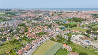 Interessante investeringskans in het centrum van Oud-Knokke. Deze vergunde residentie (bouwjaar 2000) omvat 3 vergunde appartementen, een garagebox en een gemeenschappelijke fietsenberging. Gelegen op wandelafstand van de markt, het station en de Lippenslaan.<br /><br />✔ EPC-label B voor alle appartementen<br />✔ Volledig asbestveilig<br />✔ Centrale ligging<br />✔ Sterk verhuurpotentieel<br /><br />Inlichtingen en bezoeken uitsluitend op afspraak via Willem Cauwels – GSM 0477 60 12 16.