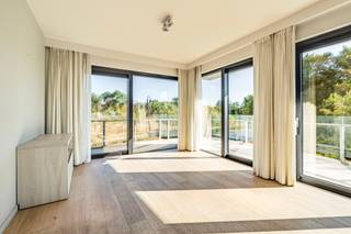 <strong>De Haan: moderne en lichtrijke assistentiewoning met 2 slaapkamers te koop in Residentie Zilverduin - De Haan.</strong><br /><br />Residentie Zilverduin is gelegen in een rustige en groene omgeving in De Haan. De ligging nabij de zee, de golf en het openbaar vervoer biedt de ideale setting om volledig tot rust te komen. Bovendien is de locatie vlot bereikbaar voor familie en vrienden.
<p>Een plek waar u zelfstandig en zorgeloos kunt wonen, met alle comfort van een rolstoeltoegankelijke assistentiewoning. Het zorgcomponent wordt aangeboden door de zorgorganisatie Emeis, bij wie je terecht kan voor tal van diensten, op maat van de klant. Bewoners van de residentie kunnen ook gebruik maken van de gemeenschappelijke ontmoetingsruimtes zoals het restaurant, de fitness...<br /><br /><strong>Indeling</strong></p>
Inkomhal, een moderne open keuken, een afzonderlijke berging, aansluitend een lichtrijke leefruimte omgeven met terrassen met zicht op groen, 2 slaapkamers met ingemaakte kasten, badkamer met aangepaste douche en wastafelmeubel. Verder beschikt het appartement nog over een privatieve kelderberging en een gemeenschappelijke fietsenstalling.<br /><br /><strong>Troeven</strong>
<ul><li>topligging</li><li>lichtrijke leefruimte</li><li>ruime terrassen met zicht op groen</li></ul>
Wenst u meer informatie of een bezoek ter plaatse? Contacteer Ilse vandaag nog op het nummer 0456 96 04 61.