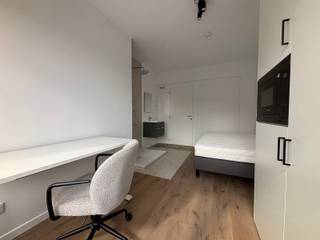 <span><strong>**Luxueus studeren in hartje leuven**</strong></span><br /><br />In de <strong>Ravenstraat</strong> bevindt zich deze volledig gerenoveerde residentie, gelegen pal in het centrum van Leuven. Op slechts een steenworp van het Ladeuzeplein en op wandelafstand van het station en de Bondgenotenlaan geniet je hier van een uiterst centrale ligging.<br /><br />De residentie omvat <strong>15 studentenkamers</strong>, waarvan 14 met gedeelde sanitaire voorzieningen en één kamer met een volledig privatieve badkamer, aangevuld met een <strong>éénslaapkamerappartement</strong>. Alle units worden <strong>volledig bemeubeld</strong> aangeboden en zijn uitgerust met een eigen ontbijthoek.<br /><br />Daarnaast beschikt het gebouw over een <strong>gemeenschappelijke keuken</strong> die volledig is ingericht, zodat studenten naar wens kunnen koken. Er is eveneens een afvallokaal voorzien. Op elk verdiep is er een toilet voorzien die de studenten kunnen delen. Het pand wordt opgeleverd in april 2026 en zal afgewerkt zijn met kwalitatieve materialen en een hoogwaardige afwerking.<br /><br /><span>Het pand is opgedeeld als volgt:</span><br /><span>UNIT 0001: éénslaapkamer appartement (52,98 m2) met privatief terras</span><br /><span>UNIT 0101: Kamer met douche en lavabo (12,97 m2) aan de achterzijde van het gebouw</span><br /><span>UNIT 0102: Kamer met douche en lavabo (13,14 m2) aan de achterzijde van het gebouw</span><br /><span>UNIT 0103: Kamer met douche en lavabo (12,45 m2) aan de voorzijde van het gebouw</span><br /><span>UNIT 0104: Kamer met douche en lavabo (12,53 m2) aan de voorzijde van het gebouw</span><br /><span>UNIT 0201: Kamer met douche en lavabo (12,95 m2) aan de achterzijde van het gebouw</span><br /><span>UNIT 0202: Kamer met douche en lavabo (12,70 m2) aan de achterzijde van het gebouw</span><br /><span>UNIT 0203: Kamer met douche en lavabo (12,62 m2) aan de voorzijde van het gebouw</span><br /><span>UNIT 0204: Kamer met douche en lavabo (12,47 m2) aan de voorzijde van het gebouw</span><br /><span>UNIT 0301: Kamer met douche en lavabo (12,63 m2) aan de achterzijde van het gebouw</span><br /><span>UNIT 0302: Kamer met douche en lavabo (12,64 m2) aan de achterzijde van het gebouw</span><br /><span>UNIT 0303: Kamer met douche en lavabo (12,38m2) aan de voorzijde van het gebouw</span><br /><span>UNIT 0304: Kamer met douche en lavabo (12,48 m2) aan de voorzijde van het gebouw</span><br /><span>UNIT 0401: Kamer met douche en lavabo (12,61 m2) aan de achterzijde van het gebouw</span><br /><span>UNIT 0402: Kamer met douche en lavabo (12,68 m2) aan de achterzijde van het gebouw</span><br /><span>UNIT 0403: Kamer eigen sanitair (12,61 m2) aan de voorzijde van het gebouw<br /><br /><span><span><strong>Interesse in een bezoek ter plaatse? Met plezier! Contacteer onze Expert Investeringsvastgoed Jacky: 0495 53 46 49 of jacky@connect-immo.be</strong></span><br /><br />EPB Startverklaring</span></span>