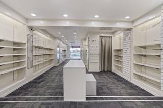 Met een instapklare handelsruimte van 107 m² en een royale, volwaardige kelder van 81 m² beschikt dit vastgoed over alle troeven om jouw business succesvol te huisvesten.Waarom dit commercieel pand perfect is voor jouw zaak:Maximale visibiliteit: De grote, opvallende etalage springt direct in het oog bij het winkelend publiek en garandeert een uitstekende merkvisibiliteit.Veelzijdig en instapklaar: Het ruime gelijkvloerse gedeelte is direct operationeel en leent zich uitstekend voor diverse activiteiten, zoals een exclusieve boetiek, retail, een modern kantoor of dienstverlening.Ruime stockage & logistiek: De volwaardige kelderruimte van 81 m² biedt een onmisbare logistieke ondersteuning voor extra voorraad, archief of administratie.Technische specificaties en unieke kenmerken:Dit handelspand in de Zeelaan is voorzien van modern comfort en hoogwaardige faciliteiten:Klimaatbeheersing: Uitgerust met efficiënte airco- en verwarmingsunits voor een optimaal binnenklimaat.Voorzien van een professioneel alarmsysteem.Brede, uitnodigende dubbele toegangsdeur.Het pand is onmiddellijk vrij, zodat je snel kunt opstarten.Maak snel een afspraak voor een bezichtiging! > Ben je op zoek naar een strategisch gelegen kantoor- of winkelruimte aan zee? Neem vandaag nog contact met ons op voor meer informatie of een bezoek ter plaatse.