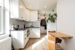 <p><span> </span></p><p><span>Looking for an interesting investment or a smart, move-in ready place to live in a prime location? This cozy duplex apartment combines light, functionality and a surprisingly spacious feel, located on the border of 2018 Antwerp and Oud-Berchem, close to the train station and hotspots such as PAKT and the Dageraadplaats.</span></p><p><span> </span></p><p><span>Smart living with an open feeling</span></p><p><span>You enter into the open kitchen that flows seamlessly into the sitting area, both finished with a well-kept laminate floor. The large double window provides pleasant natural light while making the most of the compact layout. The kitchen is sleek and practical with oven, hob, cooker hood and double sink, and connects perfectly to the living space — ideal for cozy evenings at home. Thanks to the open staircase and thoughtful layout, the whole remains airy and spacious feeling, perfect for those who love practical, compact and comfortable living without unnecessary space</span></p><p><span> </span></p><p><span>Separate bedroom or workspace</span></p><p><span>Via the stairs you reach the upper floor, finished in the same laminate as downstairs, where there is a separate room that can perfectly serve as a bedroom or office space. Next is the bathroom, surprisingly spacious and equipped with a shower, sink with cabinets and connections for washing machine and dryer, as well as a separate toilet discreetly hidden behind a corner. In short, everything you need, neatly bundled over two compact floors.</span></p><p><span> </span></p><p><span>Living on the border of Oud-Berchem and Antwerp</span></p><p><span>Living in Oud-Berchem means enjoying a lively but pleasant neighborhood. You have everything within easy reach here: stores in the Statiestraat, cozy restaurants in the PAKT, schools, public transportation and velo stations. Moreover, thanks to the proximity of the Singel and the Ring, you can quickly get in and out of the city. An ideal base for those who want to live centrally and comfortably.</span></p><p><span> </span></p><p><span>Advantages</span></p><p><span>Ready to move in; asbestos-proof; separate utility supply (gas; electricity); main roof insulated; condensation boiler; EPC C; double glazing</span></p><p><span> </span></p>