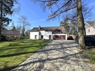 Ruime villa op 2.363m² langsheen de mooie Catharinadreef, een groene residentiële locatie! De woning werd opgetrokken in 1980 waarbij toen...