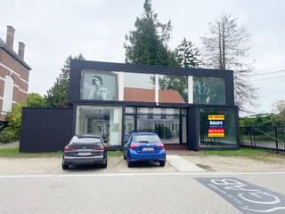 THE ARK. Quasi nieuwbouwkantoren / polyvalent gebouw, langsheen de drukbezochte Assesteenweg en op amper 2 min. van de E40 op- en afrit Ternat...