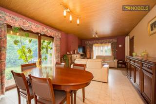 <p>OPEN BEBOUWING op een UITERST RUSTIGE en LANDELIJKE LIGGING te Horebeke, midden TUSSEN DE VELDEN. Deze eigendom biedt een OASE VAN RUST en vormt dankzij de GELIJKVLOERSE INDELING de IDEALE WONING die kan MEEGROEIEN met uw GEZIN. De woning beschikt over een EPC-label D, waardoor er GEEN RENOVATIEVERPLICHTING van toepassing is en u op EIGEN TEMPO kan MODERNISEREN. Een ABSOLUTE TROEF zijn de 3 GARAGEBOXEN, wat zorgt voor TAL VAN MOGELIJKHEDEN op vlak van PARKEREN, OPSLAG of HOBBYRUIMTE.<br />De indeling gaat als volgt: via de inkomhal met gastentoilet heeft u toegang tot de ruime leefruimte met aansluitend een ingerichte keuken. Van hieruit bereikt u de centrale hal, die toegang geeft tot 2 slaapkamers, 2 badkamers en een praktische bergruimte. Vooraan de woning bevindt zich bovendien een aparte bureauruimte of 3de slaapkamer. een ruime zolder biedt bijkomende uitbreidings-/opbergmogelijkheden.<br />Buitenshuis beschikt deze eigendom over een ruime oprit, een zonnig terras, 3 garages en een knusse tuin, waar u in alle rust kan genieten van de landelijke omgeving.<br /><br />Adres: Smisstraat 2 te Horebeke<br /><br />EPC: 387kWh/m², G-score en P-score A, Geen renovatieverplichting</p>