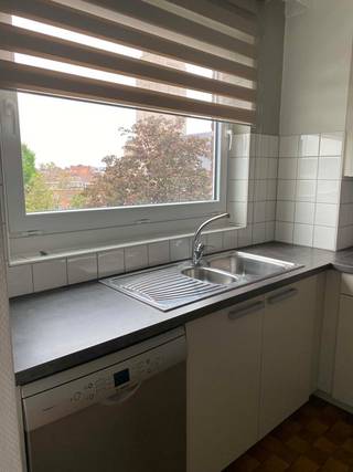 Dit verzorgd en lichtrijk appartement is ideaal gelegen, vlakbij winkels, openbaar vervoer en belangrijke invalswegen.Het appartement beschikt over...