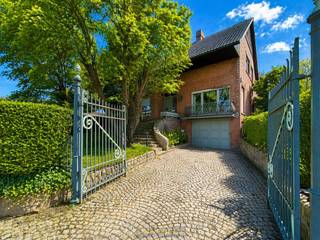 VEELZIJDIGE OPEN BEBOUWING met ruime volumes, gelegen aan de voet van de EDELAREBERG. Deze eigendom met een BEWOONBARE OPPERVLAKTE VAN CA. 240M²...