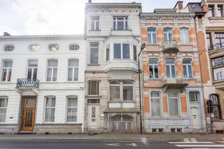 Deze karaktervolle herenwoning is gelegen in het centrum van Aalst en heeft een bewoonbare oppervlakte van maar liefst 305m2! Ze bestaat op...