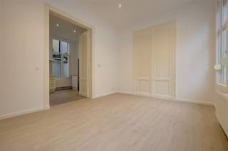 <p><span>Vraag hieronder je bezichtiging aan:</span></p><p><span><span>https://boltimmo.mijnhuurprofiel.be/property/97b35ff8-358a-4efd-a603-3845fba0c105</span></span></p><p><span> </span></p><p><span>Deze studio is gelegen in de </span><span>Goudbloemstraat</span><span> in centrum Antwerpen. </span><span>De </span><span>ligging is super centraal </span><span>met supermarkten, restaurants, openbaar vervoer op wandelafstand. Vlakbij het Centraal Station, het Eilandje, de studentenbuurt en Park Spoor Noord.</span></p><p><span> </span></p><p><span>Indeling:</span></p><p><span>Op de gelijkvloerse verdieping van dit gebouw vinden we deze studio te huur. We betreden de studio via de keuken dewelke is uitgerust met een koelkast, diepvries, kookvuur, dampkap en spoelbak. De keuken geeft aansluitend toegang tot de badkamer, deze beschikt over een douche en lavabo. Er is een privatief toilet, maar deze is bereikbaar via de inkomhal. Aan de voorzijde van het appartement bevindt zich de leef-, eet- en slaapruimte</span></p><p><span> </span></p><p><span>Algemeen gebouw:</span></p><p><span>- gemeenschappelijke kosten: forfait 50 euro per maand</span></p><p><span>- provisie verwarming: provisie 75 euro per maand<br />- elektriciteit en water op eigen meter</span></p><p><span> </span></p><p><span>Beschikbaar vanaf 1 oktober 2026.</span></p><p><span> </span></p><p><span>Ben jij geïnteresseerd in deze studio te huur in centrum Antwerpen, ben je op zoek naar ander vastgoed of wens je de waarde van jouw eigendom te kennen? Dan ben je bij BOLT Immo aan het juiste adres! Wij helpen jou graag verder.</span></p>