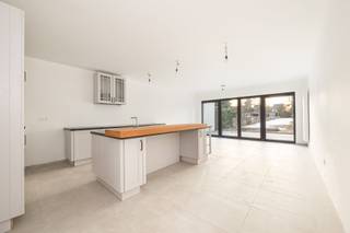 In een rustige straat in Boechout vind je deze stijlvol gerenoveerde woning, perfect voor wie op zoek is naar comfort, ruimte en een...