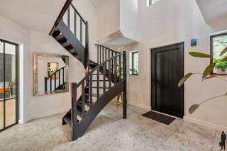 Instapklare villa met zwemspa op ruim perceel in Kapellenbos!Deze volledig gerenoveerde villa op een prachtig perceel van ca. 2.823 m² biedt een zee...