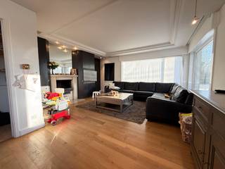 Deze alleenstaande woning vinden we terug op een groen en rustgevend perceel, perfect voor gezinnen of mensen die houden van de natuur en buitenruimte. Deze woning biedt niet alleen veel wooncomfort, maar ook een enorme tuin waar u heerlijk kunt ontspannen en genieten!<br /><br />De woning is volledig omringd door een haag en voorzien van twee opritten met toegangspoorten voor volledige privacy! <br /><br />Indeling van het pand:<br /><br />Gelijkvloers: Inkomhal, ruime en lichtrijke leefruimte, keuken, badkamer, slaapkamer, wasplaats met aansluiting naar de garage (+ kelder). <br /><br />Eerste verdieping: Twee ruime slaapkamers, waarvan één voorzien is van een dressing, badkamer.<br /><br />De afgewerkte zolderruimte is bereikbaar via de kinderkamer en is ideaal als speel- en/of hobbyruimte. <br /><br /><br />Interesse in deze prachtige gezinswoning? Contacteer ons vandaag voor uw bezoek!