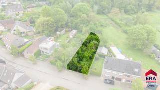 <p><strong>Prachtig gelegen bouwgrond op toplocatie in Hofstade, nabij Aalst.</strong></p>
<p>Deze bouwgrond is geschikt voor een halfopen bebouwing en bevindt zich in een bijzonder rustige straat, ideaal voor wie graag woont in een <strong>groene, rustige woonomgeving</strong> met <strong>vlotte bereikbaarheid</strong> naar de stad.</p>
<p>Het perceel heeft een gunstige <strong>zuidoriëntatie</strong>, wat zorgt voor maximale lichtinval en een aangenaam wooncomfort. De totale oppervlakte bedraagt 5a 19ca.</p>
<p>Bouwvoorschriften:</p>
<ul><li>Zijdelingse bouwvrije stroken: minimum 4 meter;</li><li>Maximale bouwdiepte gelijkvloers: 20 meter;</li><li>Maximale bouwdiepte verdieping: 12 meter;</li><li>Garage mogelijk op 12 meter achter de voorbouwlijn.</li></ul>
<p>Een unieke kans voor wie op zoek is naar een bouwgrond met uitstekende ligging, veel potentieel en een ideale combinatie van natuur en nabijheid van stedelijke voorzieningen (openbaar vervoer, winkels, school, etc.)</p>
<p>Voor meer informatie, contacteer ons vandaag nog via 053 41 40 25 of living@era.be!</p>