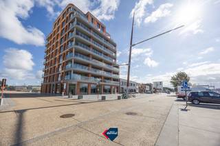 Leven op een uitzonderlijke plaats en wonen in alle rust. Genieten doe je op het terras of vanuit de mooie leefruimte door het exclusief zicht op Central Park @Sea, waar u makkelijk toegang tot heeft. Dit lichtrijke duplexappartement met 2 slaapkamers is gelegen op de zevende en achtste verdieping. Wonen in luxe maar met oog voor detail en voor het ecologisch leven, dat is wonen in residentie Baelskaai 26. Het gebouw heeft een hedendaagse structuur, dat zie je zowel aan het interieur als exterieur. Om het u makkelijk te maken, zijn er onder- en bovengronds parkeerplaatsen beschikbaar waarbij u meteen toegang heeft tot het gebouw. Ook na een fietsrit kan u uw fiets stallen in de fietsenberging op het gelijkvloers. Contacteer ons voor meer informatie over wonen in deze luxueuze residentie.