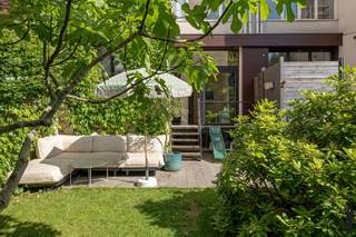 Gelegen aan de Ringlaan bevindt zich dit uitzonderlijk ruime duplexappartement van ca. 165 m², onderdeel van een kleinschalig en uitstekend onderhouden gebouw. De woning combineert de charme van authentieke elementen met een prachtige parket, hedendaags comfort en een doordachte architecturale inrichting. Een deel van de woning werd ontworpen door architect Dries Otten, wat resulteert in een unieke woonbeleving met oog voor esthetiek, functionaliteit en licht.<br /><br />De absolute troef van deze woning is de prachtige privatieve tuin van ca. 130 m². Dankzij de gunstige oriëntatie en de sfeervolle zithoek geniet u hier in alle rust van het groen, waardoor binnen en buiten naadloos in elkaar overvloeien. Een unieke plek om te ontspannen of gasten te ontvangen.<br /><br />Indeling<br />Via de inkomhal betreedt u de ruime leefruimte, waar de authentieke parketvloer, de hoge plafonds en de grote raampartijen zorgen voor een warme uitstraling en een aangename lichtinval. De eetruimte staat in directe verbinding met de tuin. Aansluitend bevindt zich de prachtige keuken, die eveneens geniet van een aangenaam zicht op het groen.<br /><br />Op de onderliggende verdieping bevinden zich drie volwaardige slaapkamers. De master bedroom beschikt over prachtige ingemaakte kasten. De ruime badkamer is uitgerust met zowel een ligbad als een inloopdouche en biedt alle comfort voor het hele gezin. Verder beschikt het appartement over twee afzonderlijke toiletten en een praktische berging.<br /><br />Bijzonderheden<br />Ontworpen door architect Dries Otten<br />EPC B<br />Elektrische installatie conform<br />Asbestveilig appartement <br />Geen grote kosten gepland binnen de VME<br />Mogelijkheid tot het huren van een autostaanplaats<br />Gemeenschappelijke fietsenstalling in het gebouw