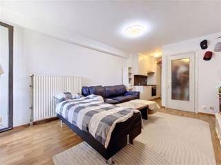 <p><span>Te koop – Appartement nabij centrum Roeselare</span></p><p><span>Gezellig 1 slaapkamerappartement op een gunstige ligging, vlak bij het </span><span>centrum</span><span> van Roeselare en de belangrijkste invalswegen.</span></p><p><span>Het appartement omvat een </span><span>inkomhal</span><span>, een lichtrijke </span><span>leefruimte</span><span> met open </span><span>keuken</span><span>, een praktische </span><span>berging</span><span>, </span><span>één slaapkamer</span><span> met aansluitende badkamer voorzien van een ligbad en een gezellig </span><span>balkon</span><span> aan de voorzijde. </span></p><p><span>Voor het gebouw zijn er voldoende vrije </span><span>parkeerplaatsen</span><span>.</span></p><p><span>Ideaal als investering:</span><span> het appartement is momenteel verhuurd voor </span><span>€ 500 per maand</span><span>.</span></p><p><span> </span></p><p><span> </span></p>