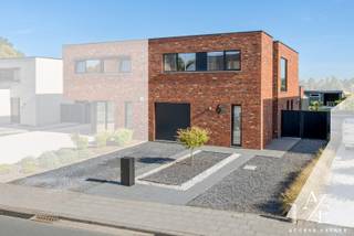 🏡 ENERGIEZUINIG WONEN IN GIJZEGEM!<br /><br />BEZOEKDAG WOENSDAG 21 OKTOBER - OP AFSPRAAK!<br />📲 Sms of WhatsApp: 0475 92 30 35<br /><br />Op zoek naar een instapklare woning met ruimte, comfort én een landelijke ligging? Deze woning in Gijzegem combineert een hedendaagse woonbeleving met een uitstekende energieprestatie (E-peil A+).<br /><br />De woning beschikt over een ruime leefruimte met open keuken, een apart toilet, een praktische berging/wasplaats, een aparte bureelruimte en een inpandige garage met automatische poort. Op het verdiep zijn er 3 slaapkamers waarvan een master bedroom met een aparte dressing! De badkamer heeft zowel een douche als een bad. Hier is ook nog een apart toilet.<br /><br />Dankzij de grote raampartijen geniet je van veel natuurlijk licht en een directe verbinding met de terrasoverkapping, het ruime zonneterras en de gezellige overdekte lounge/pergola met grote tuinberging. Ideaal voor lange zomeravonden, familiefeesten of heerlijk ontspannen.<br /><br />✨ TROEVEN<br /><br />⚡ E-peil A+<br />☀️ 20 zonnepanelen met omvormer<br />🌡️ 2 airco-/verwarmingswarmtepompen<br />🚗 Ruime inpandige garage + 3 parkeerplaatsen<br />💻 Bureel-/kantoorruimte<br />🌞 Veranda & ruim zonneterras<br />🍹 Overdekte lounge/pergola + grote tuinberging<br />📍 Landelijk gelegen in Gijzegem, vlot bereikbaar richting Gent & Brussel<br /><br />Landelijk wonen met ruimte, comfort en energiezuinigheid — helemaal klaar om jouw nieuwe thuis te worden.