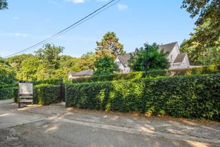 Exclusieve villa in Franse stijl met zwembad, poolhouse en professioneel kantoor op toplocatie in Aarschot<br />Sommige woningen zijn veel meer dan een thuis. Ze belichamen een levensstijl waarin elegantie, comfort en discretie harmonieus samenkomen. Deze uitzonderlijke villa in authentieke Franse stijl is daarvan het perfecte voorbeeld.<br /><br />Gelegen op een prachtig perceel van 1.480 m², in een doodlopende straat en omgeven door groen, geniet u hier van maximale privacy, terwijl het bruisende centrum van Aarschot zich op wandel- en fietsafstand bevindt. Dankzij de uitstekende ligging nabij de belangrijkste invalswegen bereikt u vlot Leuven, Brussel, Hasselt en Antwerpen, waardoor rust en bereikbaarheid hier perfect hand in hand gaan.<br /><br />Met een bewoonbare oppervlakte van 312 m², aangevuld met een deels bruikbare onderkeldering, biedt deze volledig gerenoveerde villa alle ruimte voor een luxueus gezinsleven én een professionele activiteit aan huis.<br /><br />Bij het betreden van de woning wordt u verwelkomd in een royale inkomhal die meteen de hoogwaardige afwerking en tijdloze klasse van deze villa weerspiegelt. De lichtrijke leefruimte van 62 m², voorzien van een sfeervolle houtcassette met voorbereiding voor een gashaard, vormt het warme hart van de woning. Grote raampartijen laten overvloedig daglicht binnenstromen en creëren een naadloze verbinding met de zonnige terrassen en de prachtig aangelegde tuin.<br /><br />De ruime leefkeuken van 34 m² is volledig uitgerust met kwalitatieve toestellen en combineert functionaliteit met gezelligheid. De ideale plek voor zowel het dagelijkse gezinsleven als sfeervolle diners met familie en vrienden.<br />De villa beschikt over vier volwaardige slaapkamers. De luxueuze master suite vormt een ware privéoase met een eigen dressing en stijlvolle badkamer. Een tweede slaapkamer is voorzien van een lavabo, terwijl een extra dressing en talrijke maatkasten doorheen de woning uitzonderlijk veel bergruimte creëren. In totaal beschikt de woning over twee elegante badkamers.<br /><br />Een absolute troef is het volledig ingerichte kantoor van 44 m². Dankzij de aparte en professionele inrichting is deze ruimte perfect geschikt voor vrije beroepen, zelfstandigen of wie comfortabel van thuis uit wil werken zonder in te boeten aan representativiteit.<br /><br />Exclusief buitenleven<br />Buiten geniet u van een waar privéparadijs. De woning beschikt over maar liefst 164 m² zonovergoten terrassen, perfect georiënteerd op het zuidwesten. Hierdoor geniet u de hele dag van de zon en van lange, sfeervolle zomeravonden.<br />Het volledig geautomatiseerde zwembad, het stijlvolle poolhouse en het verwarmde terras zorgen voor een exclusieve vakantiesfeer in eigen tuin. Een plek waar ontspanning en luxe moeiteloos samenvloeien.<br /><br />Parkeren is eveneens geen zorg dankzij de inpandige garage voor twee wagens en een ruime oprit met plaats voor vier extra voertuigen.<br />Voor wie volledig zorgeloos wil verhuizen, bestaat bovendien de mogelijkheid om (een groot deel van) het stijlvolle interieur en de aanwezige meubelen over te nemen, zodat u deze unieke woning onmiddellijk kunt betrekken.<br />Een gedeelte van deze woning is zonevreemd.<br /><br />TROEVEN:
<ul>
<li>Exclusieve villa in authentieke Franse stijl</li>
<li>Volledig gerenoveerd met hoogwaardige materialen</li>
<li>Perceel van 1.480 m²</li>
<li>Rustig gelegen in een doodlopende straat</li>
<li>Uitstekende verbinding naar Brussel, Leuven, Hasselt en Antwerpen</li>
<li>312 m² bewoonbare oppervlakte</li>
<li>Deels bruikbare onderkeldering</li>
<li>Vier slaapkamers</li>
<li>Twee stijlvolle badkamers</li>
<li>Meerdere dressings</li>
<li>Maatkasten doorheen de volledige woning</li>
<li>Professioneel ingericht kantoor van 44 m²</li>
<li>Leefruimte van 62 m² met houtcassette en voorbereiding voor gashaard</li>
<li>Volledig uitgeruste leefkeuken van 34 m²</li>
<li>164 m² terrassen met zuidwestoriëntatie</li>
<li>Volledig geautomatiseerd zwembad met stijlvol poolhouse</li>
<li>Nieuwe ramen geplaatst in 2026</li>
<li>Deels voorzien van domotica</li>
<li>Professioneel alarmsysteem</li>
<li>Camerabewaking rondom de woning</li>
<li>400-volt-installatie</li>
<li>Inpandige garage voor twee wagens</li>
<li>Oprit voor vier extra wagens</li>
<li>Volledig omheind domein met automatische poorten</li>
<li>Mogelijkheid tot overname van het meubilair</li>
<li>Rustige, groene ligging op wandel- en fietsafstand van het centrum van Aarschot</li>
</ul>
<br />Deze uitzonderlijke villa verenigt karakter, elegantie en hedendaags wooncomfort op een unieke manier. Ze vormt de ideale keuze voor wie op zoek is naar een prestigieuze gezinswoning of een exclusieve combinatie van wonen en werken.<br /><br />Interesse? info@lotemvastgoed.be | 0475 52 00 14<br />Ook uw woning verkopen? info@lotemvastgoed.be<br />