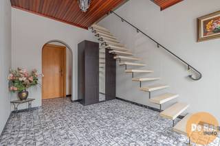 <strong>LEDE - Solide renovatiewoning met atelier | magazijn van ca. 200m². </strong><br /><br />Deze verzorgde woning, type halfopen, treft u op centrumlocatie met op wandel- en fietsafstand van het centrum, station Lede (200m.), scholen en winkels. Directe ontsluiting naar alle invalswegen in combinatie met zijn landelijke omgeving maken het hier aangenaam wonen. <br /><br />Dit is de eigendom bij uitstek voor degenen die nood heeft aan een solide renovatiewoning met potentieel, alsook een polyvalente ruimte die ingericht kan worden naar eigen noden. De woning werd op het gelijkvloers voorzien van een riante inkomhal met vestiaire, lichtrijke woonkamer, gezellige eetkamer, keuken met aansluitende wasplaats/koele berging. Het verdiep geniet van een ruime overloop, drie volwaardige slaapkamers en badkamer. De zolder kan mogelijks ingericht worden naar extra kamers, hobbyruimte,… Overigens beschikt deze eigendom nog over een onderhoudsvriendelijk terras die volledig afgesloten werd, voor de nodige veiligheid en privacy. <br /><br />Deze eigendom onderscheidt zich door het achterliggend magazijn| aterlier van ca. 200m², uitgerust met een inpandige garage, open ruimte van ca. 180m² met directe ontsluiting naar straat. Een zeldzaam gegeven om te vinden… Dit pand heeft nood aan een grondige renovatie, doch gelet zijn uitzonderlijk kader is dit prijs/kwaliteit een absolute TOPPER! <br /><br />info en bezoek: 053/60.65.60.<br />De vermelde prijs is een richtprijs. Na ontvangst van de biedingen zal de verkoper beslissen of hij/zij de eigendom verkoopt aan het beste bod. De richtprijs is aldus niet bindend voor de verkoper. Voor meer info kunt u ons contacteren of het reglement raadplegen op onze website.