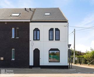 In 2021 onderging deze halfopen bebouwing een professionele totaalrenovatie met oog voor detail. Zo werd er enerzijds rekening gehouden werd met de strenge normen inzake energiezuinigheid. Anderzijds werd heeft men ook gezorgd voor een prachtig interieur én exterieur met kwalitatief hoogstaande materialen.<br /><br />Dankzij de verregaande verbouwing heeft men een bewoonbare oppervlakte gecreëerd van 134m² alsook een knusse buitenruimte op het gelijkvloers. De woning heeft een prachtige open leefruimte die verbonden is met de volledig ingerichte keuken, 3 slaapkamers en een badkamer met douche.<br /><br />Deze halfopen bebouwing is gelegen aan de stadsrand van Scherpenheuvel. Deze ligging zorgt voor een makkelijke bereikbaarheid van de omliggende gemeenten zoals bijvoorbeeld Diest alsook een snelle verbinding met de E314.<br /><br /><strong><u>INDELING:</u></strong><br /><strong>Gelijkvloers:</strong>Ruime inkom, open leefruimte, volledig ingerichte keuken, gang, badkamer met douche en toilet, bergruimte, knusse buitenruimte<br /><strong>1<sup>ste</sup> verdieping:</strong>Nachthal, apart toilet, 2 slaapkamers waarvan er 1 toegang geeft tot een buitenruimte via een groot schuifraam<br /><strong>2<sup>de</sup> verdieping: </strong>3<sup>de</sup> slaapkamer<br /><br />Ervaar zelf de vele voordelen van deze woning tijdens een persoonlijke rondleiding.<br />Maak vandaag nog je afspraak.<br />Mail naar info@immopersyn.be of bel 013 444 008.<br /> 