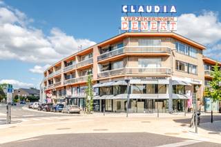 Pal in het centrum van Temse, op wandelafstand van winkels, scholen en vlakbij de N16, vind je dit bijzonder ruime appartement van maar liefst...