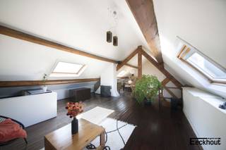 Dit zeer ruim appartement, met een bewoonbare oppervlakte van maar liefst 195 m², bevindt zich op de 3e en 4e verdieping in een authentiek gebouw in het hartje van het oude stadscentrum!<br /><br />Op de 3e verdieping bevindt zich de inkomhal met toegang tot het groot terras, een berging, een ruime nachthall, 2 ruime slaapkamers en een derde slaapkamer (momenteel ingericht als bureauruimte) , een afzonderlijk toilet, een badkamer voorzien van een ligbad en douche, een ruime aparte dressing en een volledig geïnstalleerde open keuken met de trap die je naar de 4e verdieping brengt. Hier vind je de ruime en lichtrijke woonkamer over de ganse verdieping!<br /><br />Er is tevens een gemeenschappelijke kelder- en fietsenberging aanwezig.<br /><br />Dit charmant dakappartement is dus dé perfecte plek om te wonen. Met zijn ruime indeling, moderne voorzieningen en geweldige locatie, biedt dit appartement alles wat u nodig heeft voor een comfortabel en luxueus leven. <br /><br />Echt een uitmuntend appartement dat zeker uw bezoekje waard is!