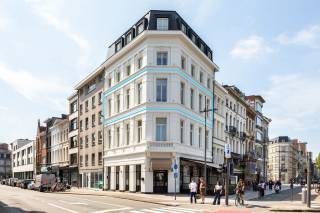 Wilt u de eerste bewoner worden van dit stijlvolle appartement op de tweede verdieping van een kleinschalige residentie waarvan de totaalrenovatie recent werd voltooid? Dit bemeubelde appartement is gelegen in de Bresstraat, op de hoek met de Amerikalei, op een absolute toplocatie in Antwerpen. U woont hier op wandelafstand van het bruisende Zuid, het Marnixplein en het KMSKA, omringd door tal van gezellige restaurants, cafés en boetieks. Bovendien geniet u van een uitstekende bereikbaarheid dankzij de vlotte verbindingen met het openbaar vervoer en de belangrijkste invalswegen.<br /><br />Het kloppende hart van het appartement is zonder twijfel de lichtrijke leefruimte, waar de grote raampartijen een overvloed aan natuurlijk licht binnenbrengen. De stijlvolle open keuken met centraal kookeiland vormt het middelpunt van de ruimte en is uitgerust met hoogwaardige inbouwtoestellen, waaronder een BORA-kookplaat met geïntegreerde dampkap en een Quooker-kraan. De keuken vloeit naadloos over in de gezellige eetruimte en de sfeervolle woonkamer, waardoor een open en harmonieus geheel ontstaat. De smaakvolle, kwalitatieve afwerking en het zorgvuldig gekozen meubilair versterken de moderne en elegante uitstraling van dit appartement.<br /><br />Verder beschikt het appartement over twee volwaardige slaapkamers, elk voorzien van maatwerkkasten die optimaal gebruikmaken van de beschikbare ruimte. Aansluitend bevindt zich een stijlvolle ensuite badkamer, uitgerust met een ruime inloopdouche en een modern wastafelmeubel met praktische opbergruimte. De hoogwaardige afwerking en het doordachte ontwerp zorgen voor een comfortabel en luxueus woongevoel.<br /><br />Kortom, een uitzonderlijk appartement waar luxe, comfort en een topligging perfect samenkomen.<br /><br />Huurprijs: 1.895,00 EUR/maand<br />Kosten: 195,00 EUR/maand (incl gas, water & elektriciteit)<br />Beschikbaarheid: onmiddellijk <br /><br />Interesse?<br />Contacteer LISTED voor een bezoek: +32 3 283 51 51<br />