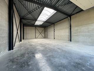 Deze bedrijfsunit ligt vlak aan de N16 en is beschikbaar. Deze goed geïsoleerd nieuwbouwunit is voorzien van een septische put van 2000 L...