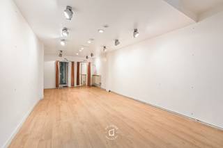 Unieke opportuniteit in het centrum van Aalst! Dit veelzijdige pand combineert een handelsgelijkvloers van ca. 82 m² met een ruim en lichtrijk duplexappartement en een aangename zuidgerichte buitenruimte. Het handelsgelijkvloers bestaat uit een ruime, open winkelruimte met achteraan een afzonderlijke berging, kitchenette en toilet. De winkelpui werd enkele jaren geleden vernieuwd. Een interessante troef is de mogelijkheid om opnieuw een afzonderlijke toegang tot het bovengelegen duplexappartement te voorzien. Het pand beschikte hier in het verleden reeds over, waardoor beide entiteiten opnieuw meer onafhankelijk van elkaar kunnen worden gebruikt, mits de nodige aanpassingen en goedkeuringen. Op de 1e erdieping van het duplexappartement bevinden zich een zuidgerichte buitenruimte, een lichtrijke keuken, een apart toilet, een praktische berging en een ruime leefruimte met aangenaam zicht op de Kattestraat.<br />De 2e verdieping omvat twee ruime slaapkamers van respectievelijk ca. 24 m² en 16 m², evenals een ingerichte badkamer met ligbad/douche en lavabo. Ook de afzonderlijke tellers voor het appartement en het handelsgelijkvloers vormen een belangrijke troef. Hierdoor kunnen beide entiteiten volledig onafhankelijk van elkaar worden gebruikt. De ligging is zonder twijfel één van de grootste troeven van deze eigendom. Het pand bevindt zich pal in het centrum van Aalst, op wandelafstand van diverse winkels en grote retailers zoals HEMA en Fnac. Bovendien bevindt u zich midden in de bruisende stad, met tal van horecazaken en gezellige terrassen in de onmiddellijke omgeving.<br />Een veelzijdige eigendom met tal van mogelijkheden, een ruime woongelegenheid én een handelsruimte op een absolute toplocatie in Aalst.