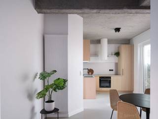 Vous pouvez demander une visite via notre site web : https://vicusvastgoed.be/nl/te-huur .<br />Rendez-vous sur la page du bien immobilier concerné et cliquez sur « demander une visite ».<br />Après avoir rempli « mon profil de location », nous vous répondrons dans les plus brefs délais.<br /><br />Ne pas appeler !<br />Cohabitation possible !<br /><br />Mobiscore : 9,5/10<br /><br />Cette maison de ville entièrement rénovée avec des finitions de qualité est située dans un emplacement privilégié près de Gand-Sud. La maison a été entièrement rénovée en 2025.<br />Grâce à sa situation centrale, les commerces, les écoles, les transports en commun et les principales voies d'accès sont facilement accessibles.<br /><br />Au rez-de-chaussée se trouvent le hall d'entrée, une cuisine entièrement équipée avec des appareils modernes et une salle à manger donnant accès à la cour agréable. À cet étage, nous trouvons également la salle de bains moderne avec double lavabo, douche et toilettes séparées.<br /><br />Le premier étage comprend un salon lumineux et spacieux, tandis que l'étage supérieur offre deux chambres à coucher de taille normale.<br /><br />EPC : A<br />La propriété est équipée de panneaux solaires, ce qui réduit considérablement les coûts énergétiques.<br /><br />LOYER : 1 450 euros <br />Pas de frais communs