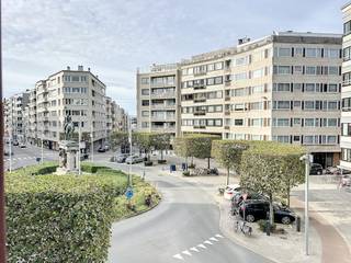 Gemeubeld twee slaapkamer appartement te huur in Oostende. Dit proper en verzorgd appartement bevindt zich op de tweede verdieping van een rustig gebouw dat uitkijkt op ' het paard' in Oostende. Gelegen aan tal van voorzieningen en het openbaar vervoer. <br /><br />Indeling: <br />* inkomhal <br />* leefruimte <br />* keuken <br />* slaapkamer 1 <br />* slaapkamer 2 met dressing <br />* berging <br />* apart toilet <br />* badkamer met ligbad <br /><br />Staanplaats inbegrepen in de prijs <br />Gemeenschappelijke kosten (provisie): 50 euro syndic + 25 euro water + 75 euro gas <br /><br />Onmiddellijk beschikbaar!<br /><br />Ben je geïnteresseerd in dit pand te huur in Oostende? Ga naar de website www.dewaele.com, klik op het pand dat je wenst te huren. Via de rode knop "vraag je bezoek aan" vragen we u kort een profiel in te vullen. Daarna nemen we contact op voor een bezoek. Telefonisch kunnen er geen afspraken gemaakt worden.<br /><br /><br /><br /><br />