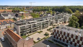 RESIDENTIE STEENDAM: Uiterst gunstig gelegen ruim appartement van 115m² in het centrum van Izegem met zicht op park Steendam. Recent appartement (2003) van 115m² met 2 slaapkamers. Indeling: inkomhal met gastentoilet, ruime woonkamer met aansluitende keuken met toegang tot ruim terras met uitzicht op het stadspark Steendam, berging, 2 ruime slaapkamers met aansluitend balkon, badkamer met douche, dubbele wastafel en toilet. Heel ruime ondergrondse berging. Ruime garage verplicht aan te kopen (€ 30.000)<br /><br /><u>Troeven</u><br />-Uiterst gunstige ligging in het centrum<br />-Energiezuing (EPC A)<br />-Ruime ondergrondse garage met sectionale poort en ruime berging<br />-Instapklaar