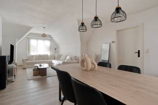 Welkom in dit ruime en instapklare appartement met twee slaapkamers, gelegen in het rustige en aangename Ooigem. Dankzij de praktische indeling en...
