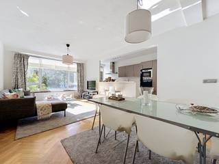 <h1><span>TE KOOP – Schaarbeek / Josaphatwijk – Gerenoveerd appartement met 2 slaapkamers en terras</span></h1>
<p><strong><span>Schaarbeek – Josaphatwijk | Appartement met 2 slaapkamers | ±102 m² | Terras ±8 m² | EPC B | Lift</span></strong></p>
<p><span>We Invest Bruxelles-Europe stelt u met plezier dit aangename, gerenoveerde appartement van ongeveer 102 m² voor, ideaal gelegen in de zeer gegeerde Josaphatwijk in Schaarbeek, op een steenworp van het Josaphatpark.</span></p>
<p><span>Het appartement bevindt zich op de eerste verdieping van een goed onderhouden gebouw met 6 verdiepingen en een lift. Het biedt veel lichtinval, een aangename woonomgeving en een praktische indeling.</span></p>
<p><span>De indeling omvat een ruime, lichtrijke woonkamer van ongeveer 32 m², een volledig uitgeruste keuken van ongeveer 9 m², twee slaapkamers van respectievelijk ongeveer 18 m² en 12 m², een badkamer met zowel een ligbad als een douche, en een aparte wasruimte.</span></p>
<p><span>Aan de achterzijde van het appartement bevindt zich een aangenaam terras van ongeveer 8 m². Deze rustige en private buitenruimte is ideaal om tijdens de mooie dagen van de zon te genieten.</span></p>
<p><span>Andere troeven zijn de dubbele beglazing, de centrale verwarming op gas, de internetaansluiting, een privatieve kelder en een EPC-score B – 79 kWh/m²/jaar. Het appartement verkeert in goede algemene staat en kan worden betrokken zonder ingrijpende renovatiewerken.</span></p>
<h2><span>EEN UITSTEKENDE LIGGING IN SCHAARBEEK</span></h2>
<p><span>De ligging is een van de belangrijkste troeven van dit pand. U woont vlak bij het Josaphatpark en bevindt zich op korte afstand van winkels, restaurants, scholen, het openbaar vervoer en de belangrijkste invalswegen.</span></p>
<p><span>De Josaphatwijk is bijzonder geliefd om haar residentiële karakter, de aangename leefomgeving en de nabijheid van het centrum van Brussel. Een ideale locatie voor wie rustig en comfortabel wil wonen, met een vlotte verbinding naar de stad.</span></p>
<p><span>Een gerenoveerd appartement met 2 slaapkamers en terras in Schaarbeek, dat ruimte, lichtinval, comfort en uitstekende energieprestaties combineert.</span></p>
<p><strong><span>Informatie &amp; bezoeken:</span></strong></p>
<p><span>Rebecca Hallal – Vastgoedconsulente</span><br /><span>📞 0472 12 62 42</span><br /><span>✉️ </span><span>rebecca.hallal@weinvest.be</span><br /><span>We Invest Bruxelles-Europe</span></p>
<p><span>Een opportuniteit die u snel moet ontdekken bij We Invest Bruxelles-Europe. Neem contact met ons op om een bezoek te plannen of meer informatie te ontvangen over dit appartement in de Josaphatwijk in Schaarbeek.</span></p>