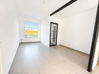 Gerenoveerde woning met 2 kamers, zeer rustig gelegen! Indeling gelijkvloers: inkomhal, woonkamer en open keuken. Op de 1ste verdieping: nachthal, 1 ruime slaapkamer, apart toilet en badkamer met douche en badkamermeubel met 1 lavabo. Op de zolderverdieping: 1 grote slaapkamer. Gezellige tuin met terras en tuinberging - zuidoost georiënteerd. Gerenoveerd - EPC label C. Zeer rustig gelegen met prachtige verzichten over velden. Op wandelafstand van openbaar vervoer, winkels, scholen en restaurants.