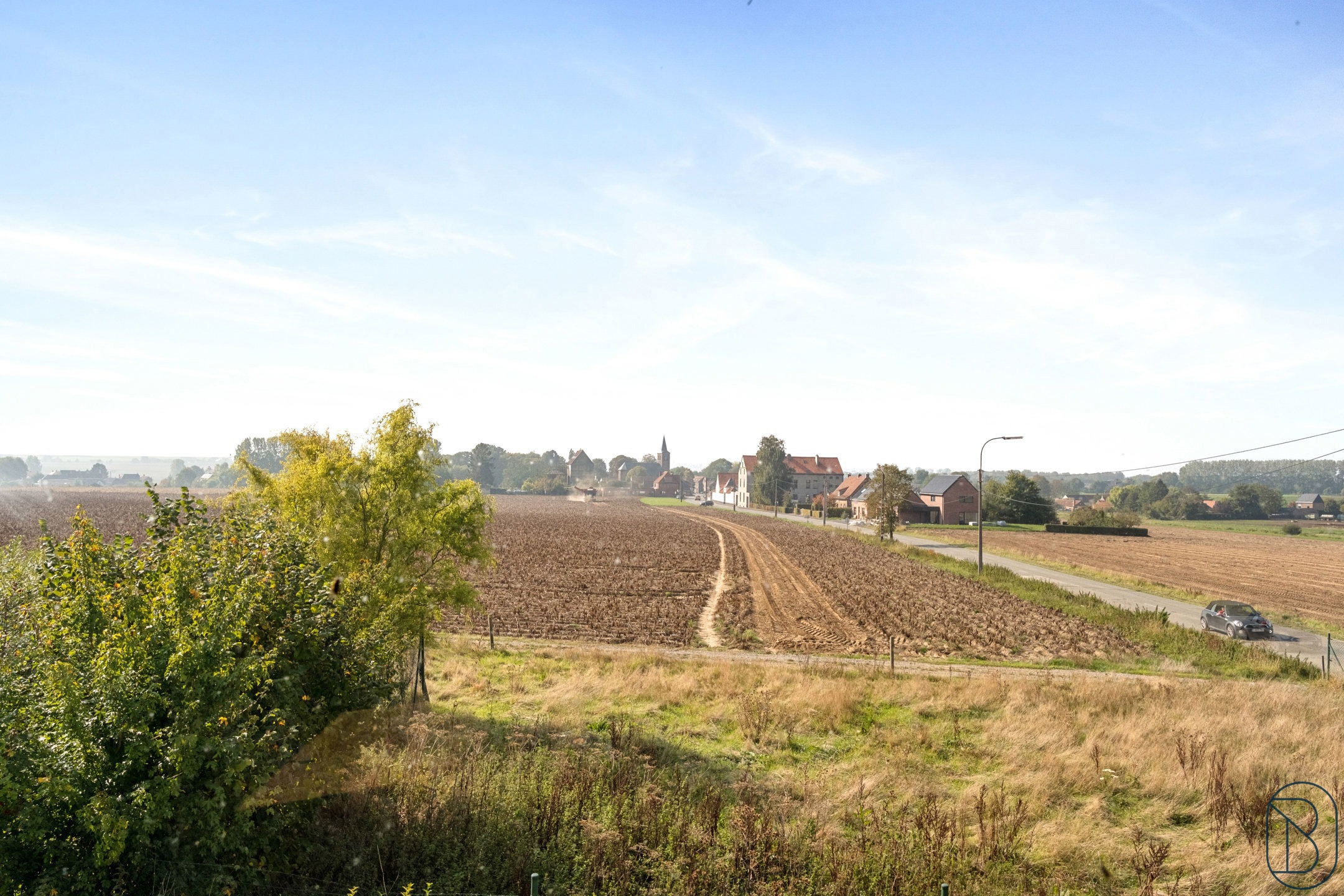 Te renoveren VILLA met ATELIER, GARAGES en grote tuin. - foto 4