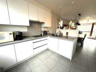 Instapklare recente woning, perfect uitgerust en voorzien van alle praktisch comfort, dé perfecte gezinswoning!<br />De woning heeft volgende indeling:<br />- GELIJKVLOERS: inkomhal met apart toilet, lichtrijke leefruimte met uitgeruste keuken, praktische wasplaats/bijkeuken, 1e VERDIEPING: nachthal, 3 slaapkamers, badkamer (dubbele lavabo en douche), 2e VERDIEPING: nachthal, 4e slaapkamer of polyvalente ruimte, zolder, technisch lokaal/berging, BUITENOMGEVING: private oprit, tuin met zonneterras, onmiddellijk doorgang naar de achtergelegen garage.<br />TECHNISCH/UITRUSTING: keramische tegelvloeren, centrale verwarming aardgas, zonneboiler, zonnepanelen, regenwater, uitgeruste wasplaats (met bijkeuken), voorzien van lichtarmaturen (muv living en slaapkamers). <br />Instapklare woning, vrij 1 januari 2027!