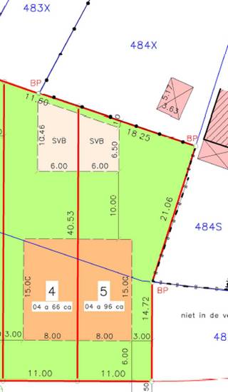 Bouwgrond voor halfopen bebouwing<br /><br />Technische fiche<br />Grondoppervlakte: 466m²<br />Perceelbreedte: 11m<br />Perceeldiepte: +40m<br />Oriëntatie: Noord-oost<br /><br />Hoofdgebouw<br />Bouwdiepte: 15m gemeten vanaf de voorgevelbouwlijn<br />Bouwbreedte: 8m<br />Bebouwing: halfopen bebouwing<br />Bijgebouw in tuin volgends voorschriften<br /><br />POSITIEVE ASPECTEN<br />Geen bouwverplichting<br />Gelegen in een doodlopende straat in Mol-Sluis <br />Fantastisch uitzicht op de weilanden achteraan