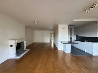 - Inkomhal- Gastentoilet- Grote leefruimte met zicht op de Grote Markt- Ingerichte keuken met kasten en toestellen- 2 ruime slaapkamers- Badkamer met...