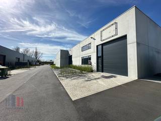 Nieuwbouw KMO-unit met een oppervlakte van<strong> 360 m²</strong> en <strong>2 privatieve parkeerplaatsen</strong> te koop op een terrein van 399 m² langs de Olekenbosstraat, op amper 900 m van de Vichtsesteenweg met een onmiddellijke verbinding naar de E17 exit Deerlijk.<br /><br />De casco magazijnruimte (brandklasse C) met een <strong>vrije hoogte van 6 m</strong> is uitgerust met een automatische sectionale poort (4 m B x 4,50 m H) met aparte toegangsdeur en<strong> raampartij</strong>, lichtstraat en polybetonvloer. De loods maakt deel uit van de gloednieuwe ontwikkeling "Reynaertsite" bestaande uit 15 KMO-units met oppervlaktes van 215 m² tot 430 m². <br /><br /><strong>De bedrijfsgebouwen zijn geschikt voor productie, atelier, stockage, ... </strong><br /><br /><strong>Onmiddellijk beschikbaar!</strong><br /><br />Contacteer <strong>PANORAMA</strong> <strong>B2B</strong> voor bijkomende (technische) inlichtingen, plannen of een vrijblijvend plaatsbezoek <strong>056 222 256</strong>.