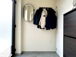 BENIEUWD? VRAAG EEN BEZOEK AAN VIA WWW. HILLEWAERE.BE EN KLIK OP DE RODE KNOP 'BEZOEK INPLANNEN'.<br /><br />Op zoek naar een moderne woning waar je gewoon je meubels moet binnenzetten en klaar? Dan zit je hier goed. Deze recente woning (bouwjaar 2023) ligt in een rustige woonwijk, op wandelafstand van de dorpskern en vlak bij de school. Handig voor wie kinderen heeft.<br /><br />De woning verrast meteen met haar ruimte en lichtinval. Je komt binnen via de inkomhal met gastentoilet, waarna je terechtkomt in de leefruimte. De open keuken is uitgerust met alles wat je nodig hebt: een inductiekookplaat, combi-oven, koelkast en vaatwasser. Koken met zicht op de tuin? Altijd een plus.<br /><br />Via de eetkamer en keuken heb je toegang tot het terras en de tuin, die trouwens zuidwest georiënteerd is. De tuin is groen, maar onderhoudsvriendelijk. Je hebt er dus plezier van, zonder al te veel werk.<br /><br />Aansluitend aan de woonkamer (via een kleine hal) vind je de inpandige garage met automatische poort. Handig detail: je geraakt ook via een achterdeur rechtstreeks in de tuin, ideaal voor vuilbakken of fietsen. In de garage zijn ook aansluitingen voorzien voor wasmachine en droogkast.<br /><br />Op de bovenverdieping zijn er drie ruime slaapkamers en een moderne badkamer met inloopdouche en dubbele wastafel. <br /><br />Wat moet je zeker onthouden?<br />- Nieuwbouw uit 2023: alles is nog zo goed als nieuw<br /> - Energiezuinig én comfortabel: vloerverwarming via warmtepomp (met koelfunctie)<br />- Regenwater wordt hergebruikt<br />- Beschikbaar vanaf 1 juni 2026<br />- Zonnige tuin + terras