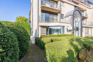 Dit<strong> gelijkvloers appartement</strong>, gelegen in een rustige woonwijk, biedt de perfecte combinatie van ruimte, licht en comfort.<br /><br />U komt binnen via de inkomhal met gastentoilet en betreedt daarna de <strong>ruime leefruimte met open keuken.</strong> Dankzij de grote raampartijen geniet u hier de hele dag van natuurlijk licht. Via de keuken bereikt u een <strong>zuidwestgericht terras </strong>via een<strong> </strong>schuifraam, ideaal om te genieten van de zon.<br /><br />Verder beschikt het appartement over<strong> drie slaapkamers</strong> en een badkamer uitgerust met zowel bad als douche. Aan de achterzijde leidt de derde slaapkamer naar een <strong>tweede terras</strong>, dat rechtstreeks aansluit op de<strong> privétuin</strong>.<br /><br />Dubbele garage mee aan te kopen voor <strong>€ 35.000</strong>.<br /><br />Ontdek zelf de troeven van dit appartement en neem vandaag nog contact met ons op voor een bezoek: 03 502 98 74 of emily@claves.be. <br />