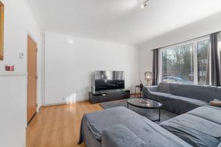 <p>Instapklaar gelijkvloers appartement in een kleinschalig gebouw in Temse.</p>
<p> </p>
<p>Dit verzorgd appartement combineert een praktische indeling met comfortabel wonen in een residentiële omgeving. Dankzij het instapklare karakter, het EPC-label C en de conforme elektriciteit is dit een interessante opportuniteit voor wie zonder zorgen wil wonen. Het appartement bevindt zich in een kleinschalig gebouw, wat zorgt voor een aangename en rustige woonbeleving. De lichtrijke leefruimte en de twee volwaardige slaapkamers maken het geheel geschikt voor koppels, starters of investeerders. Bovendien geniet je van een vlotte bereikbaarheid en alle dagelijkse voorzieningen in de buurt.</p>
<p> </p>
<p>Belangrijkste ruimtes:<br />• Woonkamer (25 m²) met aangename lichtinval<br />• Keuken (10 m²) met praktische indeling<br />• Badkamer (5 m²)<br />• Twee slaapkamers van telkens 15 m²<br />• Hal (5 m²) met toegang tot de verschillende ruimtes</p>
<p> </p>
<p>Troeven:<br />• Instapklaar gelijkvloers appartement<br />• EPC C en conforme elektriciteit<br />• Gelegen in een kleinschalig gebouw</p>
<p> </p>
<p>Neem vandaag nog contact op voor meer informatie of een bezoek.</p>
<p>JOUW DROOMAPPARTEMENT. ZO GEVONDEN!</p>