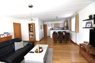 Ruim gelijkvloers appartement met indrukwekkende tuin!<br /><br />Op zoek naar ruimte, comfort én een fijne buitenplek? Dit aangename appartement combineert een ruime leefruimte met twee grote slaapkamers, een terras en een mooie, grote tuin.<br /><br />De ruime living en keuken sluiten mooi op elkaar aan en vormen zo één aangename leefruimte. Vanuit de slaapkamers heb je toegang tot het terras en de grote tuin, waar je volop kan genieten van de buitenruimte. Achteraan de tuin bevindt zich bovendien een praktisch tuinhuis, ideaal voor fietsen, tuinmateriaal of extra bergruimte.<br /><br />Verder beschikt het appartement over twee ruime slaapkamers, een praktische berging en een badkamer. Ook aan parkeergelegenheid is er geen gebrek: er is zowel een garage boven als een ondergrondse staanplaats voorzien.<br /><br />Met een EPC-label B biedt het appartement bovendien een gunstige energieprestatie.<br /><br />De huurprijs bedraagt € 875 per maand, aangevuld met maandelijks € 75 gemeenschappelijke kosten.<br /><br />Het appartement is beschikbaar vanaf midden oktober.<br />Interesse? Neem zeker contact met ons op!