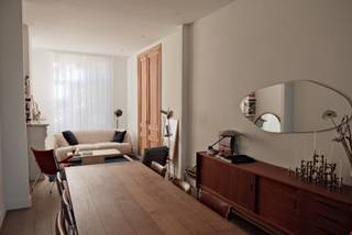 Charmant herenhuis met 5 slaapkamers en 2 buitenruimtes <br /><br />Met tal van authentieke elementen, vijf slaapkamers, twee badkamers, een zonnig tuintje en dakterras, is het heerlijk wonen dicht bij Park Spoor Noord. Dit groot herenhuis met charme is volledig instapklaar. <br /><br />Achter de gevel met blauweregen vind je een apart toilet, een ruime leefruimte, en een lichte keuken met annex-opbergruimte. Vanuit de extra zithoek in de keuken stap je meteen buiten tussen het groen: in de zonnige maanden sieren een druivelaar en een vijgenboom de oude "koer". Op de eerste verdieping kom je in de handige aparte wasruimte, een tweede badkamer, en twee slaapkamers. Op de tussenverdieping vind je de grote badkamer met dubbele lavabo, bad en inloopdouche. De tweede verdieping biedt ruimte aan twee slaapkamers, waarvan er één is ingericht als dressing. Helemaal bovenaan volgt nog een verrassend grote ruimte, ideaal in te richten als master bedroom, hobby- of sportruimte of als aparte tv-kamer. Aansluitend kom je op het zonnige dakterras. Het huis is volledig onderkelderd. <br /> <br />Accenten zoals de houten hoge deuren, glasramen, de oude vloeren, en marmeren schouwen geven het huis karakter. De plafonds van drie meter hoog zorgen overal voor veel licht. Buiten vind je de hele dag zowel zon als schaduw: ontbijten en lunchen doe je beneden, en het terras boven is dé plek voor aperitiefliefhebbers, want je geniet er tot het allerlaatste moment van de zon. <br /><br />De ruimste slaapkamers hebben recent geïnstalleerde airco's, wat heerlijk is bij hete dagen en nachten. De slimme thermostaten in heel het huis zorgen in de winter voor veel comfort en een lage energiefactuur.<br /><br />Op 2 minuten wandelen ben je in Park Spoor Noord en op 8 minuten fietsen sta je op de Vogeltjesmarkt. Met een vlotte verbinding naar de op- en afrit en naar Antwerpen-Centraal. En - niet onbelangrijk - met heel wat leuke cafés en restaurants vlakbij. <br /><br />KIJKWEEKEND ZATERDAG 6 &amp; ZONDAG 7 JUNI <br />Bezoek inplannen? elinevangramberen@hotmail.com