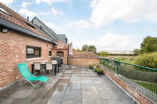 Ruime woning met atelier, bureau en maar liefst 3 garages – ideaal voor zelfstandigen!Ontdek deze ruime woning met een bewoonbare oppervlakte van ca. 161 m², aangevuld met heel wat extra ruimte dankzij het grote atelier en de verschillende garages. De combinatie van een inpandige garage, bureau, atelier, 2 bijkomende garages en een carport maakt deze eigendom bijzonder interessant voor een zelfstandige, hobbyist of iemand die nood heeft aan veel opslag- en werkruimte.INDELING: op het gelijkvloers bevindt zich de inpandige garage met rechtstreekse toegang tot een afzonderlijke bureauruimte en een ruim atelier. Achteraan de woning zijn er bovendien nog 2 extra garages en een carport, ideaal voor meerdere wagens, opslag, materiaal of hobbydoeleinden. Op de eerste verdieping bevindt zich de open keuken met aansluitend de gezellige leefruimte die uitgeeft op het zeer ruime terras. Verder zijn er een praktische berging naast de keuken, een badkamer en de eerste slaapkamer. De tweede verdieping beschikt over nog 2 ruime slaapkamers, waardoor de woning in totaal 3 volwaardige slaapkamers telt.TROEVEN:- ideale combinatie van wonen en werken- groot atelier aanwezig- momenteel verhuurd dus ideaal als investering of iemand die een atelier nodig heeft en het appartement wil verhurenTe koop via Immo Beguin, jouw vastgoedexpert sinds 2009, met kantoren in Ronse, Waregem, Kortrijk, Deinze, Doornik, Lessines, Moeskroen en Nieuwpoort.Bezoek na afspraak met Immo Beguin: charlotte@immobeguin.be