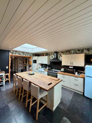 Poperinge: Woning met 4 slaapkamers en tuin te koop<br /><br />Deze lichtrijke woning op een boogscheut van de markt van Poperinge is op zoek naar nieuwe eigenaars. De grote open keuken vormt het hart van de woning. Er is ook een gezellige zithoek met houtkachel. Daarnaast is er ook centrale verwarming. De vier slaapkamers met zolder bieden genoeg ruimte voor een groot gezin of wie extra opbergruimte wil. De grote zonovergoten tuin is een unieke kans in het centrum. <br /><br />indeling<br />- inkomhal, living, open keuken met eetkamer, wasruimte, badkamer, kelder, toilet, tuin met tuinberging <br />-4 slaapkamers<br />-zolder <br /><br />Troeven<br />- centrum Poperinge <br />- grote tuin<br />- steenputwater<br />- centrale  verwarmingsketel nieuw <br /><br />Dit is een  vanafprijs. <br /><br />Deze woning valt onder de renovatieverplichting. Mits isoleren dak kom je aan een C-label.
