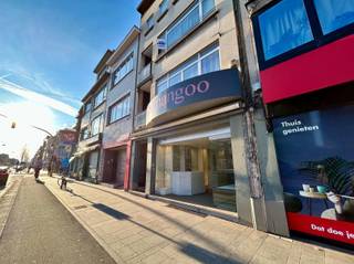 Handelsgelijkvloers op zichtlocatie Gelegen op de bruisende Bredabaan aan het Bouckenborghpark en het park van Merksem.Openbaar vervoer voor de deur...