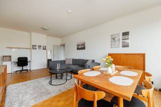 <p><span>ANTWERPEN/WILRIJK - Bij Park Den Brandt</span><span>: Aangenaam en lichtrijk gemeubeld appartement met 1 slaapkamer.</span></p><p><span> </span></p><p><span>BESCHRIJVING:</span></p><p><span> </span></p><p><span>Het appartement is gelegen op de 3° verdieping van een goed onderhouden gebouw met conciërge.</span></p><p><span>Inkomhal op marmeren tegels met dambordmotief, voorzien van ingemaakte vestiairekast.</span></p><p><span>Zeer gezellige leefkamer op parket.</span></p><p><span>Geïnstalleerde keuken met kasten en toestellen.</span></p><p><span>Een ruime slaapkamer, uitgevend op aangenaam terras.</span></p><p><span>Volledig vernieuwde badkamer met inloopdouche , lavabo en toilet.</span></p><p><span>  </span></p><p><span>BIJZONDERHEDEN:</span></p><p><span> </span><span><br />* Overal nieuwe dubbele beglazing</span></p><p><span>* Meubels over te nemen</span></p><p><span>* Gemeenschappelijke kosten: 260 €/maand (water, lift, onderhoud gemene delen, conciërge, provisie voor verwarming)</span></p><p><span>* In de onmiddellijke nabijheid van winkels (Carrefour, bakker, beenhouwer, apotheker)</span></p><p><span>* Terminus van de tram en bussen op 50m</span></p><p><span> </span></p><p><span> </span></p>