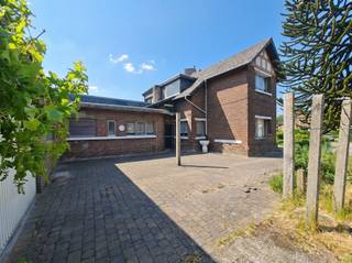 <h1><span>Karaktervolle mijnwerkerswoning met uitzonderlijk perceel van 9a 54ca in Maasmechelen</span></h1><p><span>Bent u op zoek naar een renovatieproject met karakter, ruimte en tal van mogelijkheden? Dan is deze charmante mijnwerkerswoning, gelegen in de geliefde cité van Maasmechelen, beslist een bezoek waard.</span></p><p><span>Op Voedingsstraat 3 vindt u een authentieke woning boordevol potentieel, gelegen op een uitzonderlijk ruim perceel van maar liefst </span><span>9 are 54 centiare</span><span>. Dankzij de landelijke ligging, de royale tuin en de uitbreidingsmogelijkheden vormt deze eigendom de ideale basis om uw woondroom volledig naar eigen smaak te realiseren.</span></p><h2><span>Indeling van de woning</span></h2><p><span>Via de inkomhal heeft u toegang tot de verschillende ruimtes van de woning. De trap brengt u naar de eerste verdieping, waar zich </span><span>drie ruime slaapkamers</span><span> bevinden. Vanuit de hal bereikt u eveneens de kelder en de leefruimte.</span></p><p><span>De gezellige leefruimte sluit aan op de keuken en geeft tevens toegang tot een </span><span>gelijkvloerse vierde slaapkamer</span><span>. De keuken is voorzien van kasten en biedt via een achterliggende gang toegang tot een apart toilet, een praktische berging/bijkeuken en de badkamer, uitgerust met een bad en een enkele wastafel.</span></p><h2><span>Extra troef: afzonderlijk kangoeroegedeelte</span></h2><p><span>Aan de achterzijde van de woning bevindt zich een afzonderlijk bereikbaar gedeelte dat perfect kan dienen als kangoeroewoning, zorgwoning, praktijkruimte of gastenverblijf. Dit gedeelte dient volledig gerenoveerd te worden, maar biedt plaats voor een leefruimte, kitchenette, douchekamer en een slaapkamer. (geen aparte huisnummer) </span></p><h2><span>Buitenruimte</span></h2><p><span>De woning is bereikbaar via een oprit en beschikt over voldoende parkeergelegenheid op eigen terrein. Daarnaast geniet u van een ruime tuin, zowel achter als naast de woning. De grote perceeloppervlakte biedt tal van mogelijkheden voor tuinliefhebbers, gezinnen of kandidaat-kopers die op zoek zijn naar extra buitenruimte.</span></p><h3><span>Troeven</span></h3><p><span>Authentieke mijnwerkerswoning in de cité van Maasmechelen<br />Perceel van maar liefst </span><span>9a 54ca</span><span><br />4 slaapkamers in de hoofdwoning<br />Afzonderlijk bereikbaar kangoeroegedeelte<br />Landelijke ligging<br />Ruime tuin en voldoende parkeermogelijkheden<br />Renovatieproject met uitzonderlijk veel potentieel</span></p><p><span>Bent u niet bang om de handen uit de mouwen te steken en ziet u de mogelijkheden van deze karaktervolle woning? Neem dan vrijblijvend contact op voor meer informatie of een bezichtiging.</span></p><p><span>Carolien</span><span><br />carolien@jemar.be<br />0484 35 70 67</span></p><p><span> </span></p><p><span> </span></p><p><span>“Dit pand kan onderhevig zijn aan de renovatieverplichting die door de Vlaamse overheid wordt opgelegd voor residentiële gebouwen. Consulteer voor meer informatie de website van het Vlaams Energie- en Klimaatagentschap via <span>https://www.energiesparen.be/renovatieverplichting-residenti%C3%ABle-gebouwen-2023</span></span><span>”</span></p><p><span> </span></p>